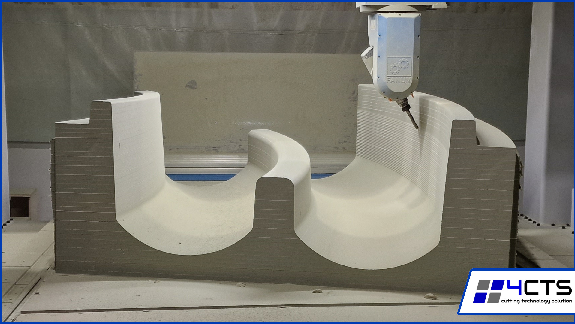 Proces obróbki CNC: Frezarka precyzyjnie wycina kształt w jasnym materiale warstwa po warstwie. Widoczne ślady frezowania i struktura warstwowa.