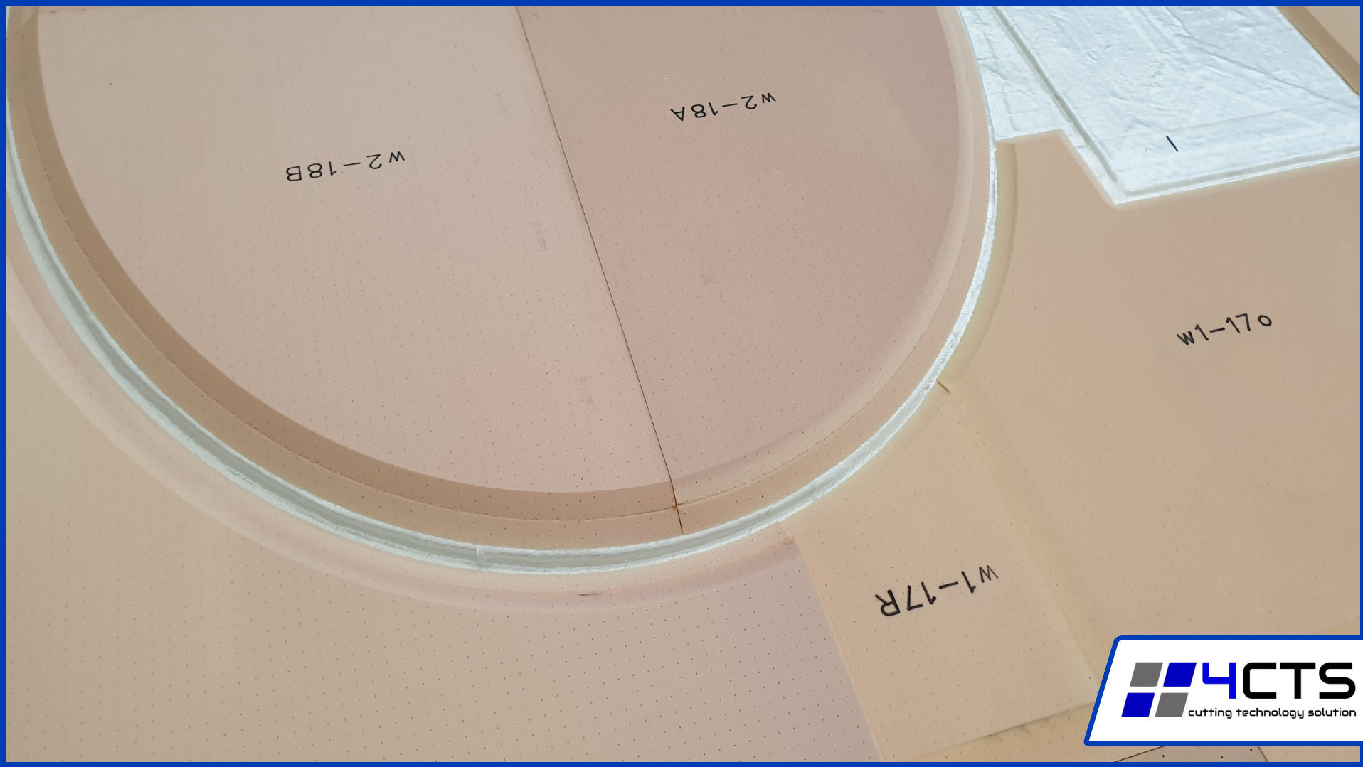 Elementy z pianki poliuretanowej wycięte CNC, z oznaczeniami W2-18A, W2-18B, W1-17O i W1-17R. Widoczne warstwy i precyzyjne cięcia. Jasne tło.