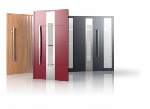 Prezentacja trzech nowoczesnych drzwi wejściowych w Lubinie: drewnopodobnych, bordowych z białym pasem i grafitowych z przeszkleniami, z długimi, pionowymi uchwytami, na białym tle z odbiciem.