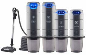 Cztery jednostki centralne odkurzacza z logo Electrolux Beam Platinum, z widocznym wężem i końcówką podłogową, na białym tle.