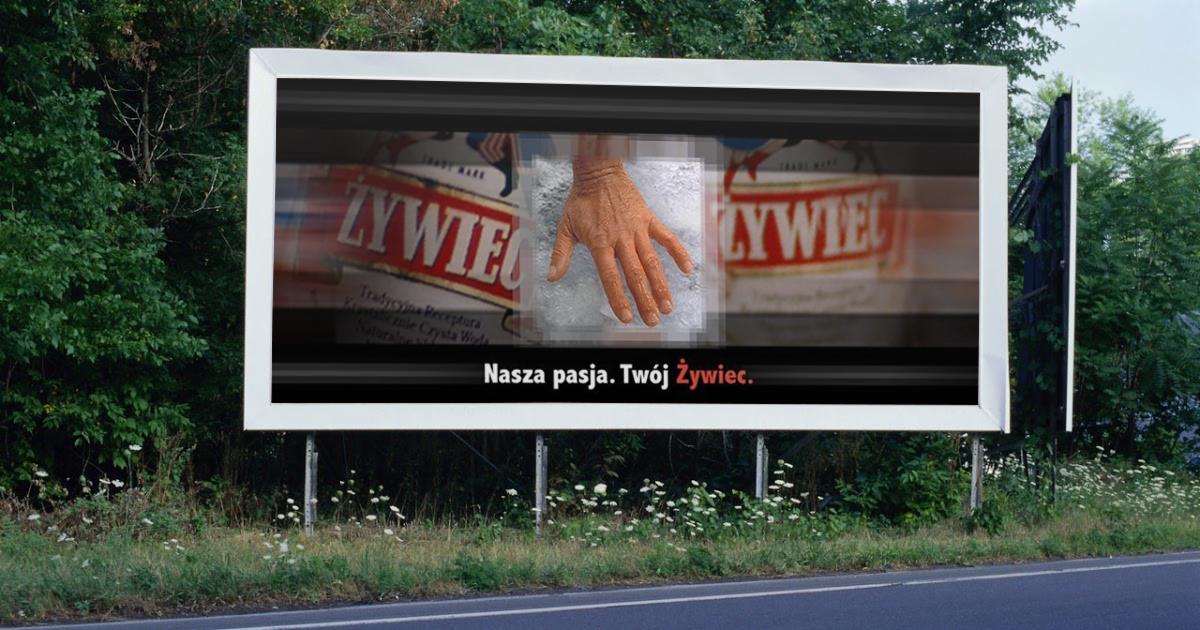 Billboard reklamowy z hasłem 'Nasza pasja. Twój Żywiec.' prezentujący dłoń na tle puszek piwa Żywiec