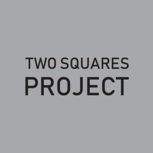 Proste logo firmy o nazwie 'TWO SQUARES PROJECT' na szarym tle.
