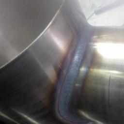 Kamet - Szczegółowe ujęcie spawu łączącego dwie rury ze stali nierdzewnej, widoczne ślady ciepła i precyzyjne wykonanie spoiny.