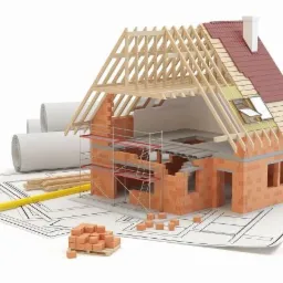 Wizualizacja domu murowanego w trakcie budowy z odsłoniętą konstrukcją dachu, rusztowaniami, planami architektonicznymi, bloczkami i betoniarką na białym tle.