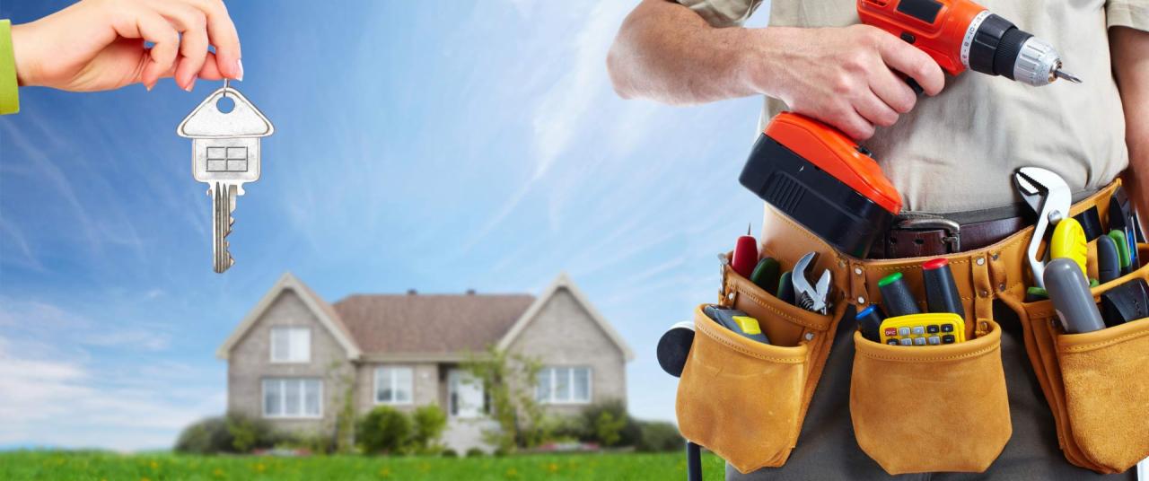 Mężczyzna z pasem narzędziowym trzyma wiertarkę, w tle klucz w kształcie domu i rozmyty widok domu jednorodzinnego na tle błękitnego nieba.