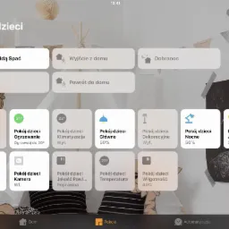 Zrzut ekranu aplikacji inteligentnego domu z ustawieniami pokoju dziecięcego, ukazujący kontrolę nad oświetleniem, temperaturą, roletami, nawilżaczem i kamerą, z opcjami scenariuszy takich jak...