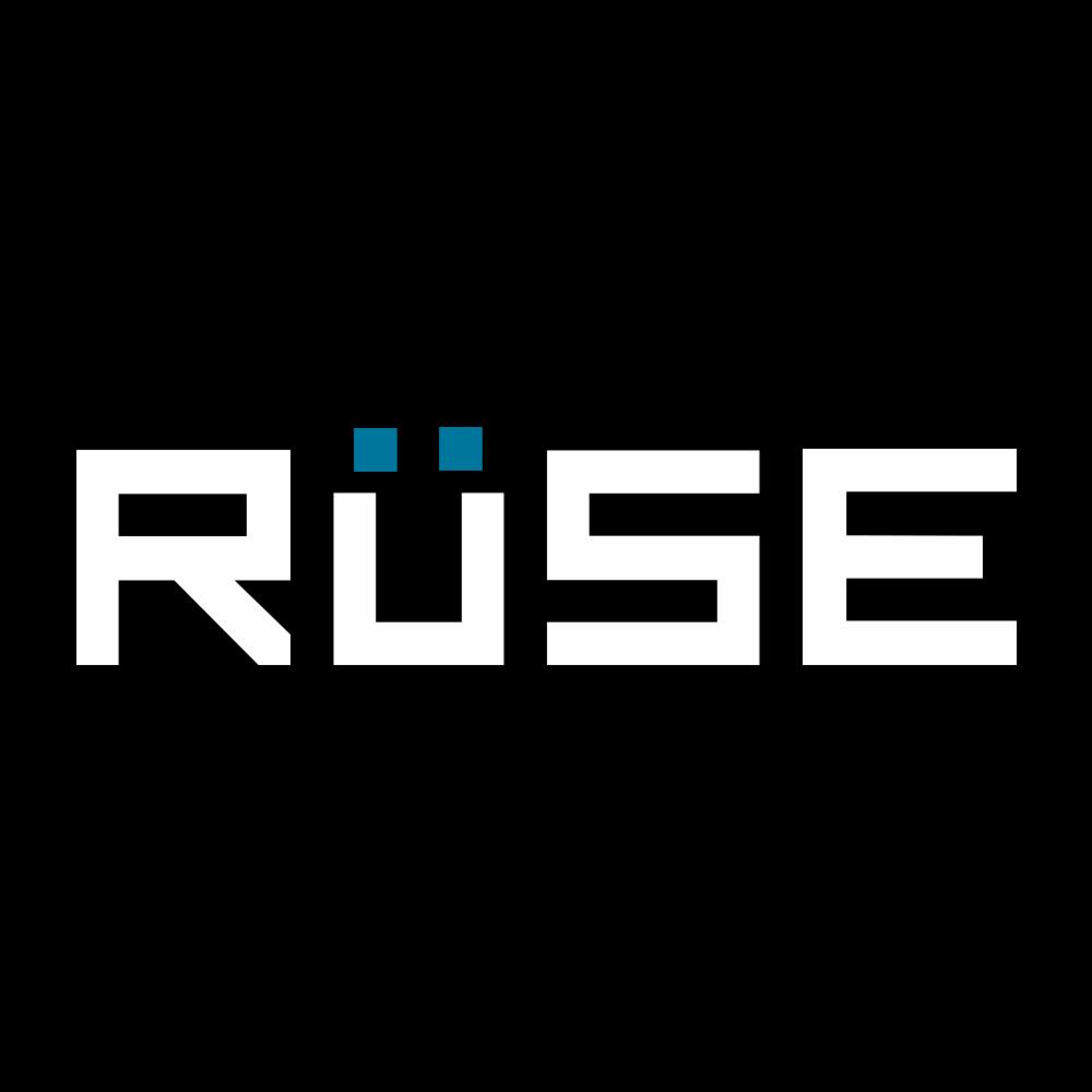 Białe logo firmy RÜSE na czarnym tle, z dwoma niebieskimi kwadratami nad literą U.