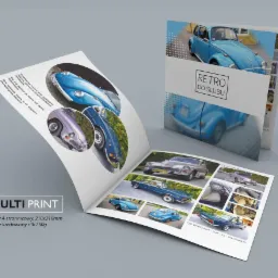 Otwarty, czterostronicowy folder reklamowy z motywem retro samochodów do ślubu, wykonany na papierze kredowanym silk 250g, prezentujący zdjęcia klasycznych aut, w tym VW Garbusa i FSO Warszawa.
