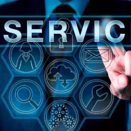 Mężczyzna w garniturze dotyka wirtualnego interfejsu z ikonami usług IT, w tle błękitna grafika z napisem IT SERVICES.