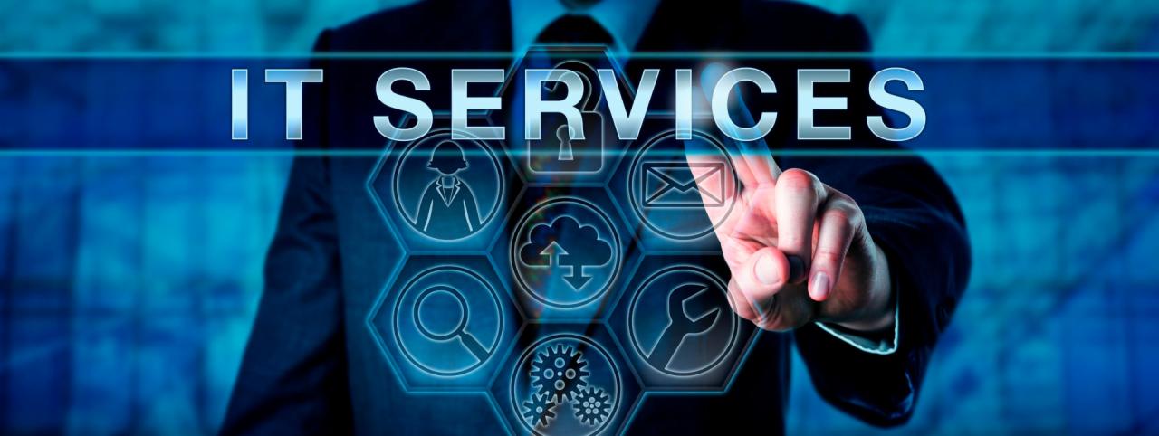 Mężczyzna w garniturze dotyka wirtualnego interfejsu z ikonami usług IT, w tle błękitna grafika z napisem IT SERVICES.