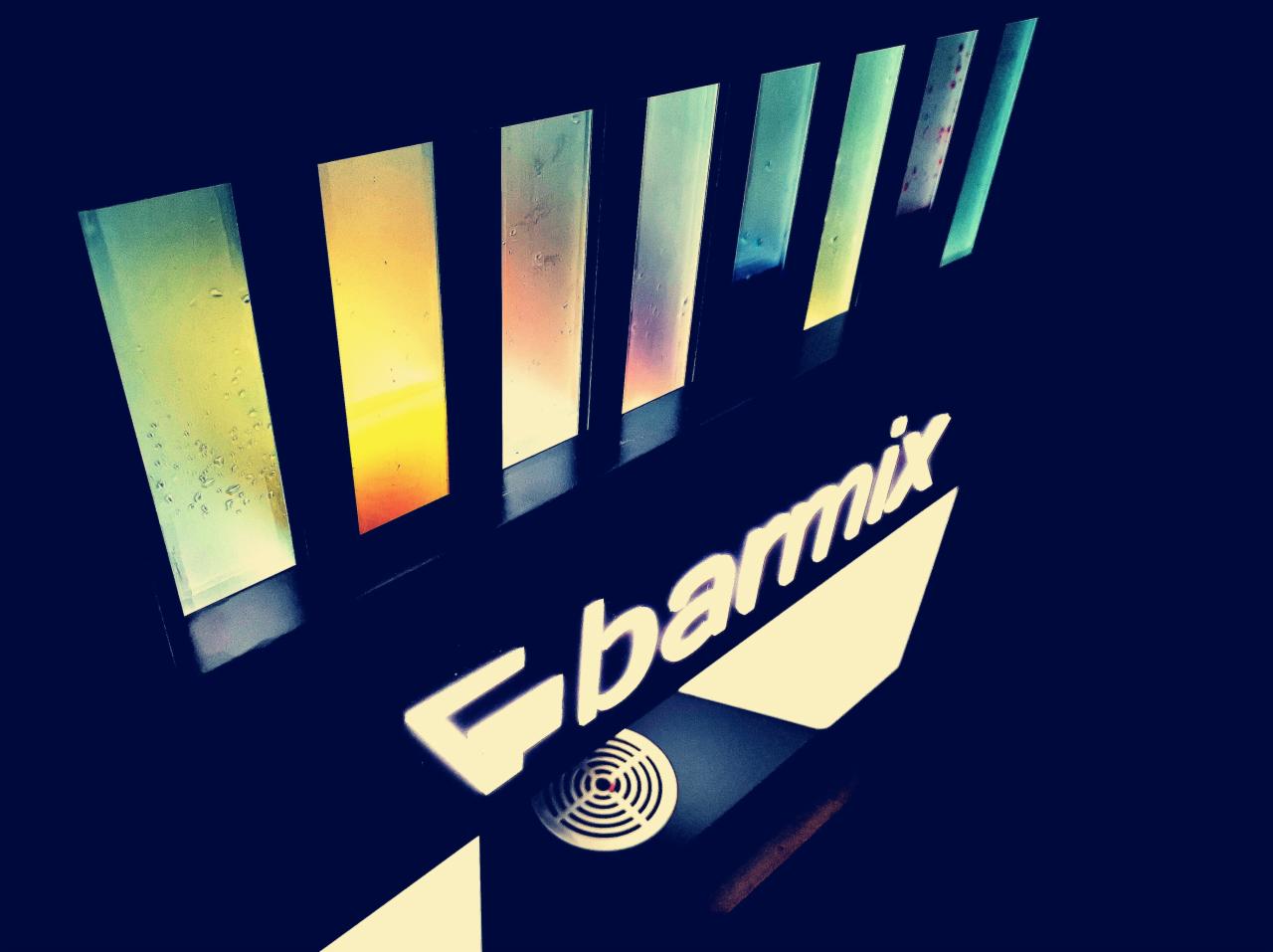 Podświetlany bar z logo 'barmix' i kolorowymi panelami z efektem kropli wody.