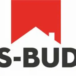 Logo firmy S-BUD z czerwonym elementem graficznym przypominającym dach domu nad napisem, całość w kolorystyce czerwono-szarej.