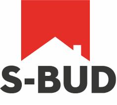 Logo firmy S-BUD z czerwonym elementem graficznym przypominającym dach domu nad napisem, całość w kolorystyce czerwono-szarej.