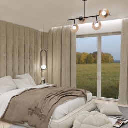 Davinci Studio Marcin Pajewski - Nowoczesna sypialnia w beżach z panelem tapicerowanym za łóżkiem, lampami wiszącymi z kulistymi kloszami i widokiem na jesienny krajobraz za oknem.