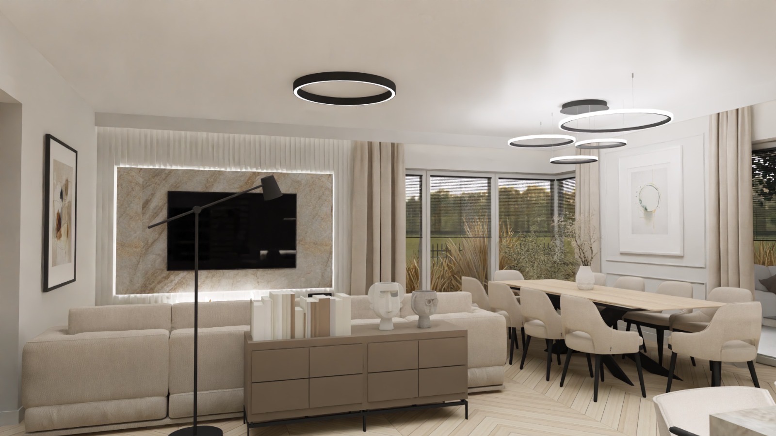 Jasne wnętrze salonu z jadalnią, beżowa sofa narożna, komoda z dekoracjami, stół z krzesłami, okrągłe lampy sufitowe, telewizor na ścianie z marmurowym wykończeniem, parkiet w jodełkę.