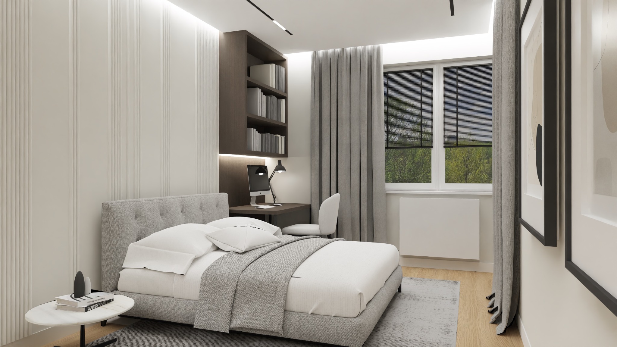 Nowoczesna sypialnia z miejscem do pracy: szare łóżko z białą pościelą, biurko z komputerem podświetlone lampką, regał z książkami, okno z żaluzjami i szare zasłony, minimalistyczne obrazy na ścianie.