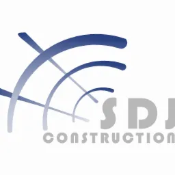 Logo firmy budowlanej SDJ Construction z abstrakcyjnym symbolem w odcieniach niebieskiego, przypominającym fragment planu architektonicznego lub zarys budynku.