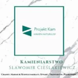 Grafika reklamowa firmy kamieniarskiej Projekt Kam, prezentująca logo na tle imitującym marmur z szarymi żyłami. Logo składa się z dwóch zielonych trójkątów i napisu 'Projekt Kam' oraz 'KAMIEŃ...