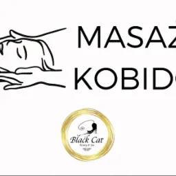 Grafika przedstawia schematyczną ilustrację masażu Kobido, napis 'MASAŻ KOBIDO' oraz logo 'Black Cat Beauty & Spa' w złotym okręgu na białym tle.