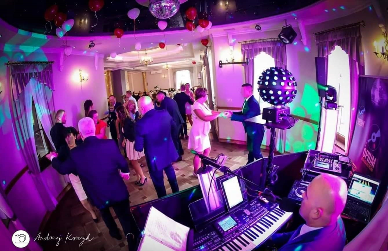 Obsługa muzyczna z klasą - dj, wodzirej, niski dym, dekoracje.