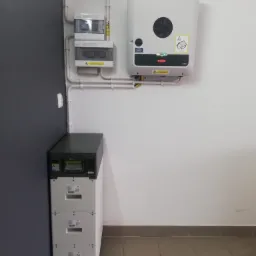 Instalacja fotowoltaiczna oparta na falowniku hybrydowym z magazynem energii.