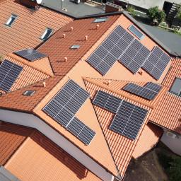 Instalacja fotowoltaiczna o mocy 9,94 kWp na dachu wielospadowym. 