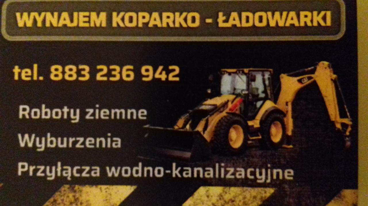 Wizytówka firmy oferującej wynajem koparko-ładowarki, roboty ziemne, wyburzenia i usługi wodno-kanalizacyjne, z ilustracją żółtej koparko-ładowarki CAT.