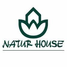 Zielone logo Natur House przedstawiające stylizowany kwiat w obrysie domu, umieszczone nad nazwą firmy pisaną ozdobną czcionką, z cienką linią pod nazwą.