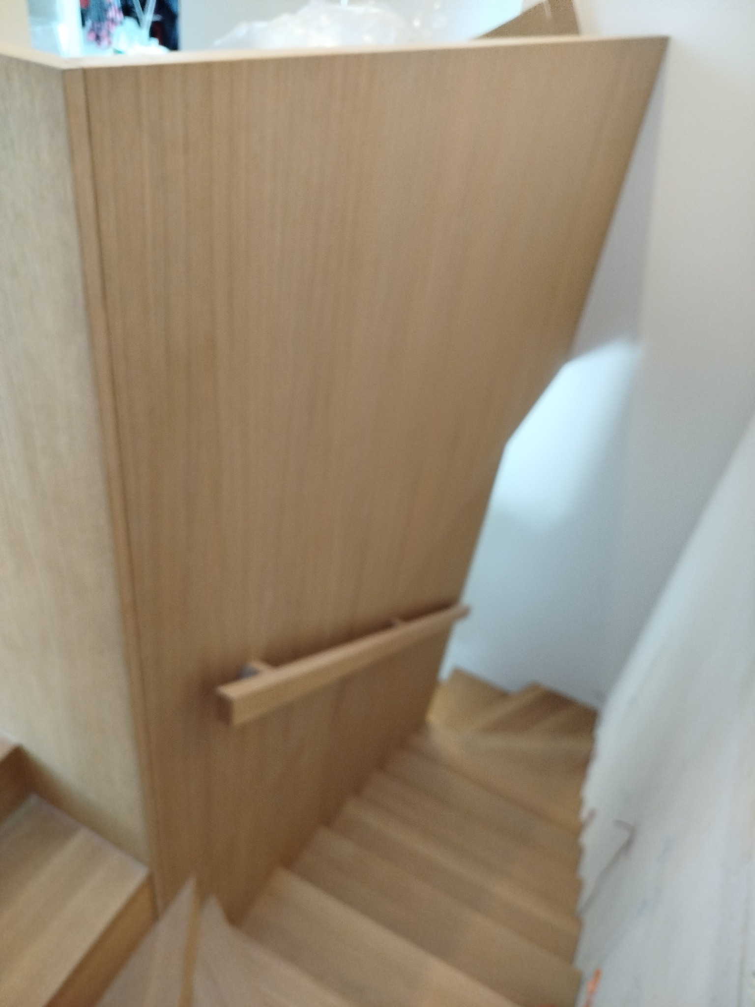 Jasne, drewniane schody z barierką, widok z góry. Minimalistyczny design, naturalne wykończenie. Element wystroju wnętrza, nowoczesne schody.