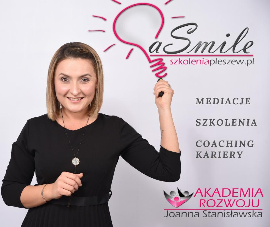 Uśmiechnięta kobieta w czarnej sukience, prezentująca ofertę szkoleń i coachingu kariery, z logo firmy 'a Smile szkoleniapleszew.pl' i 'Akademia Rozwoju Joanna Stanisławska' w tle.