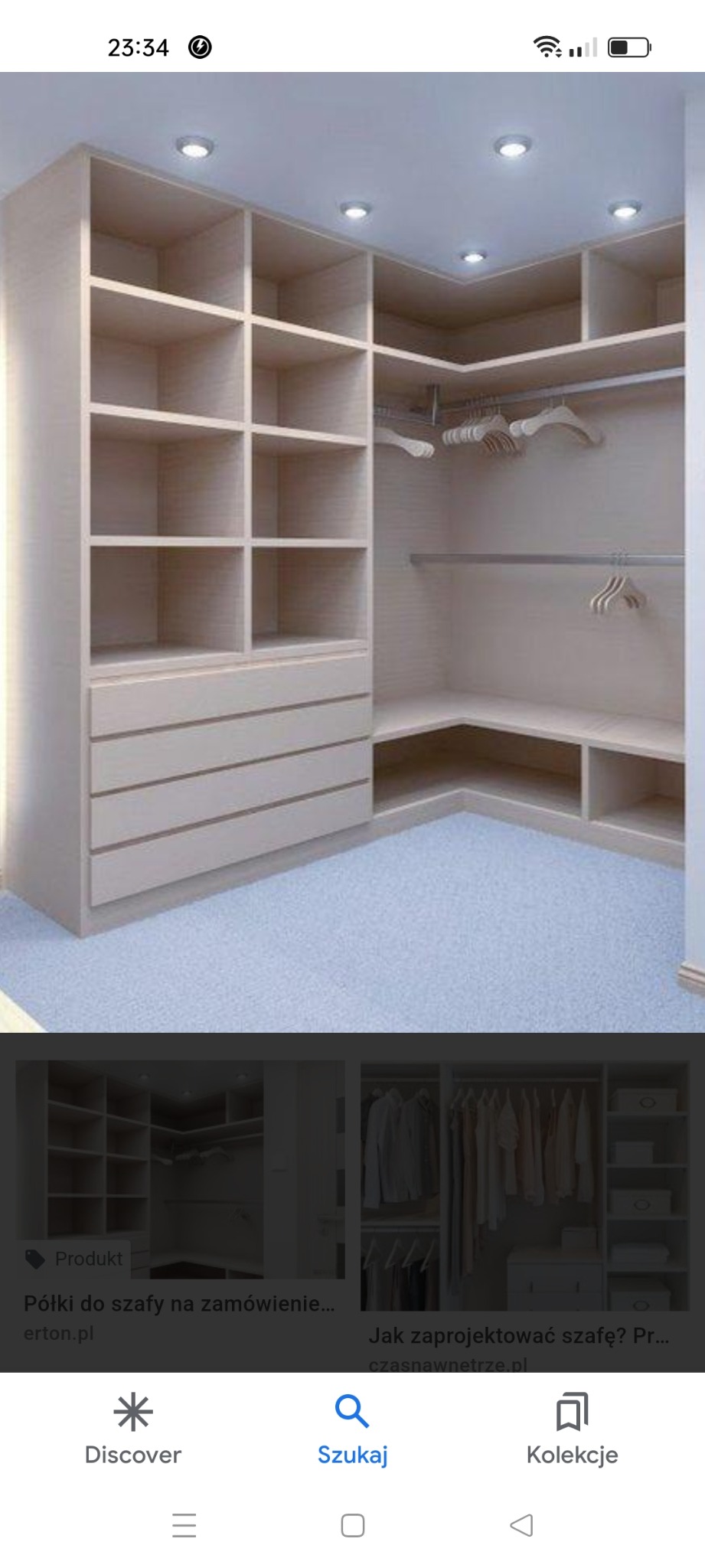 Jasna, narożna garderoba z półkami, szufladami i drążkami na wieszaki. Oświetlenie punktowe w suficie. Widok na wnętrze szafy z perspektywy.