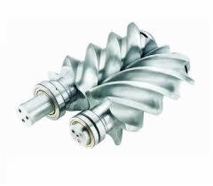 Dwa metalowe, spiralne wirniki śrubowe z łożyskami, widoczne z bliska na białym tle, ukazujące precyzyjne wykonanie i skomplikowaną konstrukcję.