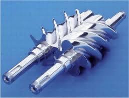 Dwa metalowe, spiralne rotory sprężarki śrubowej, ułożone równolegle na niebieskim tle. Widoczne ślady obróbki skrawaniem na powierzchni.