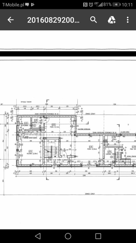 Rzut poziomy budynku mieszkalnego z podziałem na pomieszczenia, widoczne wymiary, powierzchnie i oznaczenia ścian oraz stref pożarowych.