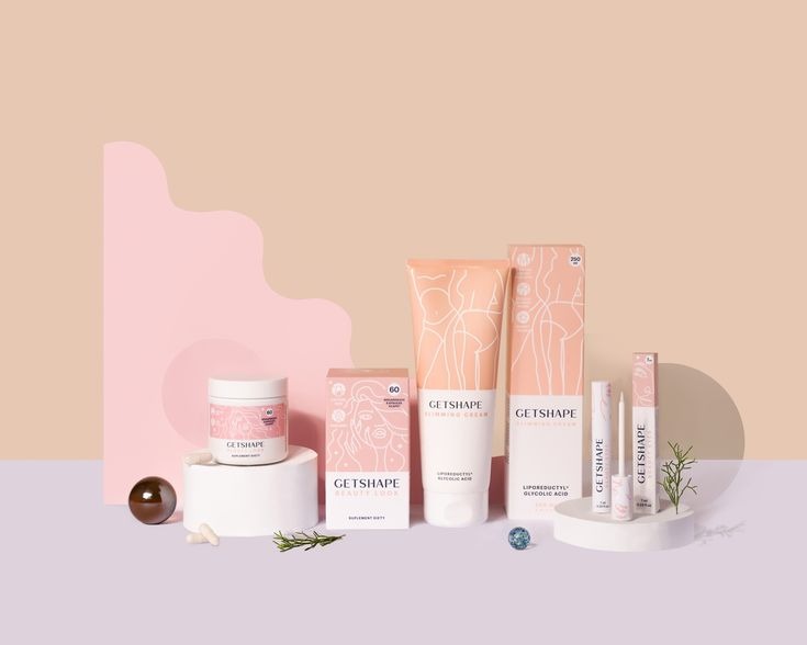 Neutralne tło, pastelowe kosmetyki GetShape na podeście. Krem, suplementy i serum w minimalistycznym stylu, z gałązką rozmarynu i kulką. Fotografia produktowa.