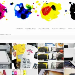 Strona internetowa firmy oferującej druk DTG na odzieży, prezentująca kolorowe plamy farb, logo firmy, drukarkę TexJet PLUS, koszulki z nadrukami i różnorodne wzory na tekstyliach.
