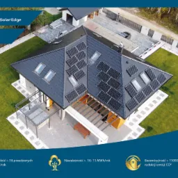 Widok z lotu ptaka na dom z panelami słonecznymi na dachu, z informacjami o zestawie SunPower + SolarEdge i mocy 10 kWp.