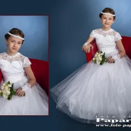 Portret dziewczynki w białej sukni komunijnej, siedzącej na czerwonym krześle, trzymającej bukiet białych kwiatów; na drugim planie jej mniejsza wersja w ramce.