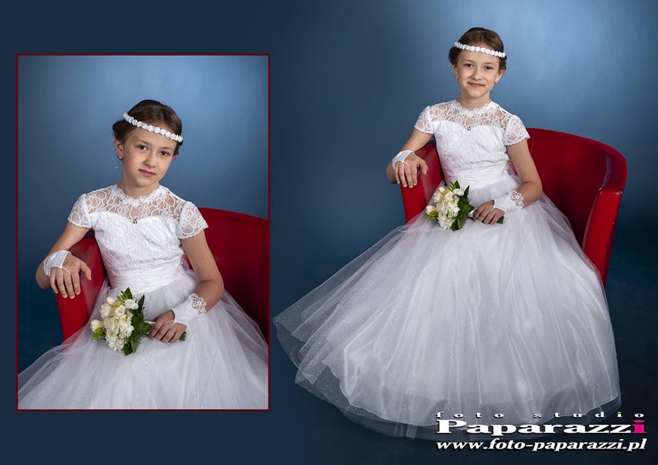 Portret dziewczynki w białej sukni komunijnej, siedzącej na czerwonym krześle, trzymającej bukiet białych kwiatów; na drugim planie jej mniejsza wersja w ramce.