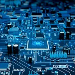 Podświetlona na niebiesko płyta główna komputera z centralnym procesorem, widoczne ścieżki i elementy elektroniczne.