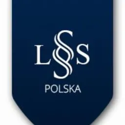Logo kancelarii prawnej LSS Polska na ciemnoniebieskim tle, z stylizowanym symbolem paragrafu w centrum.