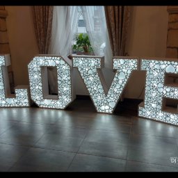 Oskar Wawrzynowicz - Świecący napis LOVE z serduszkami, dekoracja sali weselnej. Duże, białe litery podświetlone diodami LED, ustawione na podłodze z płytek. Romantyczny klimat.