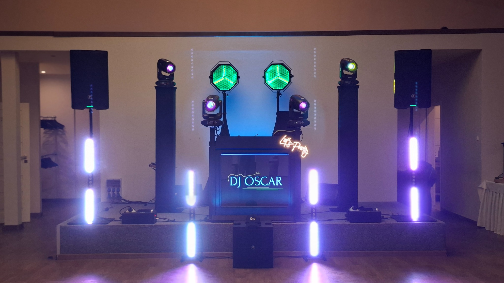 Profesjonalny sprzęt DJ'ski z efektami świetlnymi i neonem 'Let's Party' w Legnicy. Kolorowe oświetlenie sceniczne i nagłośnienie gotowe do imprezy.