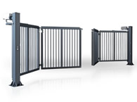 Szara brama teleskopowa dwuskrzydłowa, otwierana na boki, zamontowana na słupkach z napędem, na białym tle.