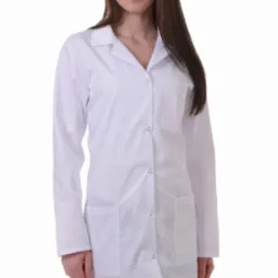 Kobieta w białym, zapinanym na guziki fartuchu medycznym z kieszeniami, na białym tle.