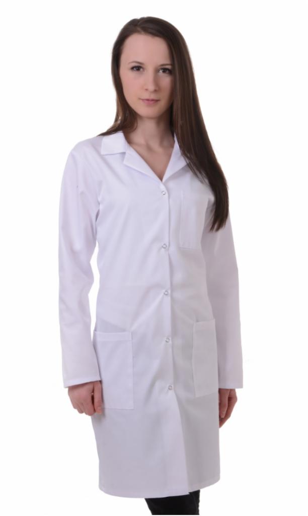 Kobieta w białym, zapinanym na guziki fartuchu medycznym z kieszeniami, na białym tle.
