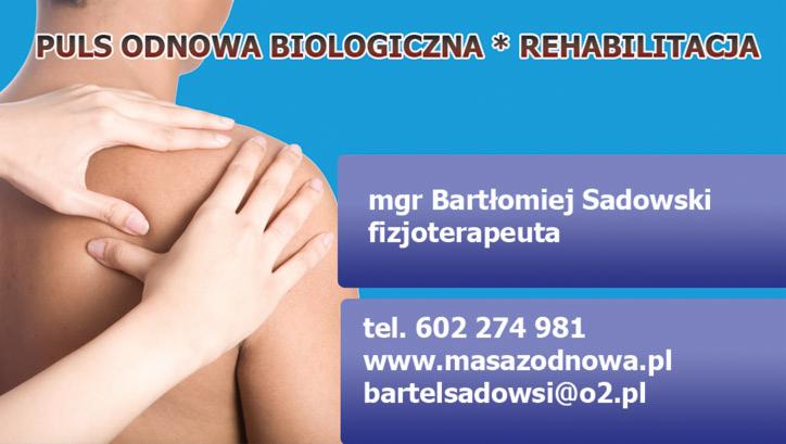 Masaż terapeutyczny ramienia i barku, wykonywany przez fizjoterapeutę, widoczne dłonie terapeuty uciskające tkanki, w tle dane kontaktowe do gabinetu.