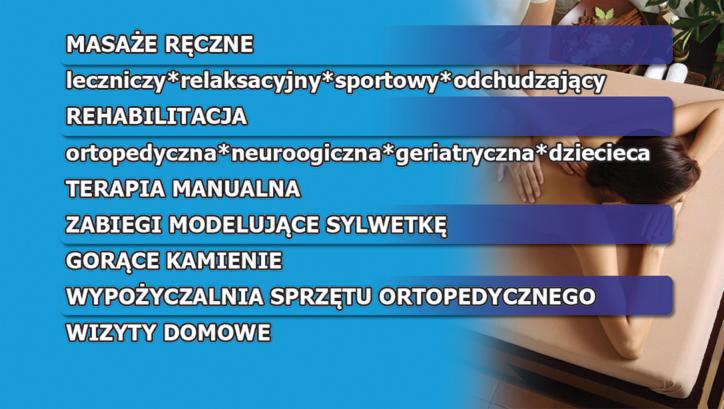 Masaż relaksacyjny pleców wykonywany przez terapeutę na leżance w gabinecie, widoczne teksty informacyjne dotyczące oferty masaży i rehabilitacji.