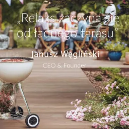 Grill na drewnianym tarasie z kwiatami w tle, widoczni ludzie siedzący przy stole. Tekst reklamowy naklejony na zdjęcie.