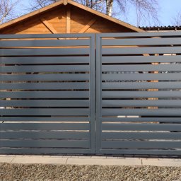 NOK FIRMA OGRODZENIOWA - Brama dwuskrzydłowa palisadowa pod wymiar, z profili 10x2 cm, prześwit 2,5 cm. Kolor grafit RAL7016.